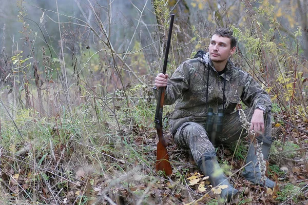 Man Kamouflage Och Med Vapen Ett Skogsbälte Vårhun — Stockfoto