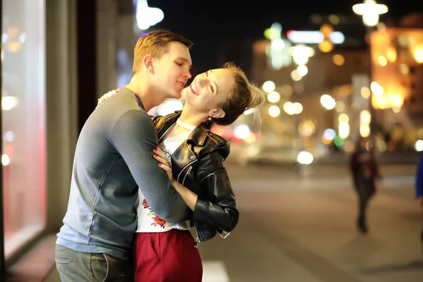 这对年轻漂亮的情侣在户外的夜市约会 — 图库照片