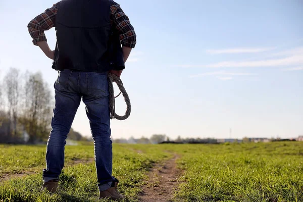 Egy Férfi Cowboy Kalap Egy Vesztes Terepen Amerikai Farmer Egy — Stock Fotó
