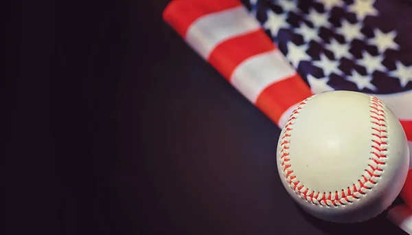 アメリカの伝統的なスポーツゲーム 野球だ コンセプト アメリカンフラッグ付きテーブルの上の野球ボールとバット — ストック写真