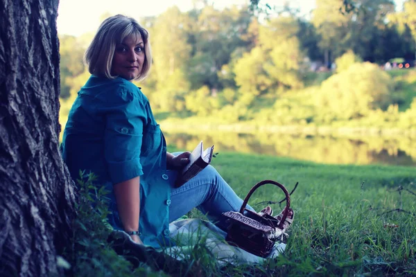 Woman Lay Read Book Sun — Stock Photo, Image