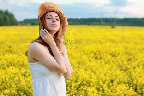 Dziewczyna Słomkowym Kapeluszu Polu Żółtych Kwiatów Kwiat — Zdjęcie stockowe