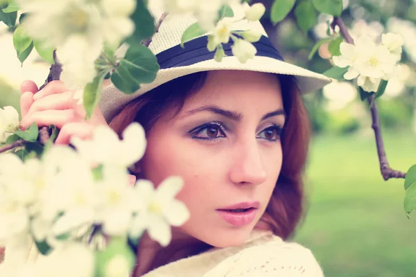 Piękna Kobieta Jabłoni Kwiaty — Zdjęcie stockowe