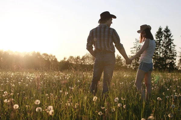 Schattig Koppel Een Wandeling Door Het Platteland Zomer — Stockfoto