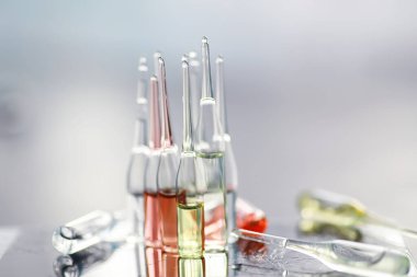 Kurbanları test etmek ve enfekte olanları tedavi etmek için ilaç ve test tüpleri. İlaçlı ampuller. İlaçlı test tüpleri..