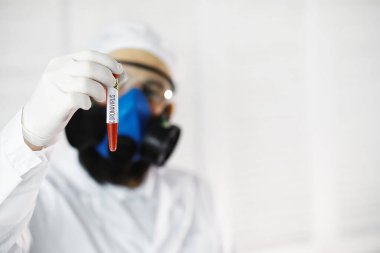 Laboratuvardaki bir bilim adamı viral zatürreenin tedavisi için ilaçları test ediyor. Hastalıklı hastaların Coronovirus kan testi. Dünya salgını.