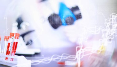 Laboratuvardaki bir bilim adamı viral zatürreenin tedavisi için ilaçları test ediyor. Hastalıklı hastaların Coronovirus kan testi. Dünya salgını.