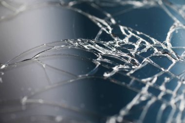 Camı kır. Kırık ekran. Bozuk telefon. Kırık cam arka plan. Camdaki beyaz çatlaklar.