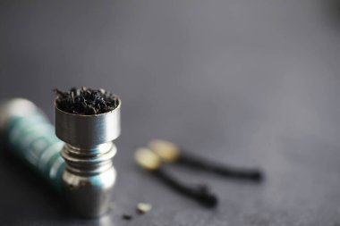 Yasal uyuşturucular. Tıbbi reçeteli sigara ilaçları. Sigara piposu. Bir paket narkotik ot..