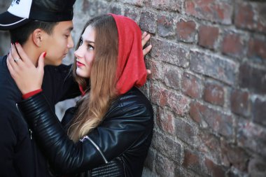 Gündelik kıyafetlerle yürüyen sevgi dolu bir çift.