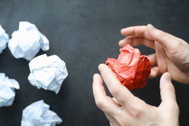 Renkli kağıt parçaları. Yaratıcılık kavramı ve fikirlerin oluşumu. Yaratıcı düşünce. Uçan kağıt.