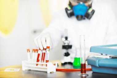 Laboratuvardaki bir bilim adamı viral zatürreenin tedavisi için ilaçları test ediyor. Hastalıklı hastaların Coronovirus kan testi. Dünya salgını.