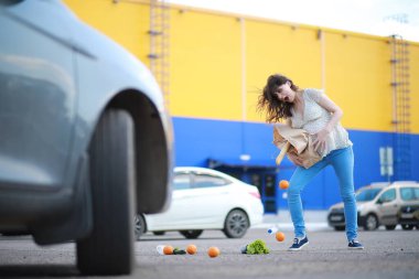 Alışveriş yapan hamile kadın marketten geliyor.