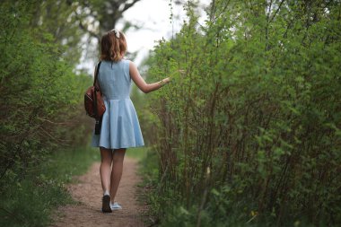 Yeşil yaz Park mavi elbiseli kız