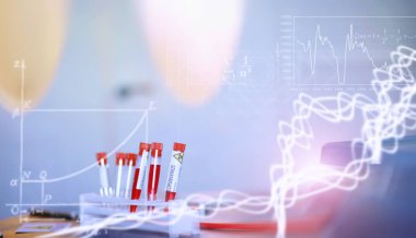 Laboratuvardaki bir bilim adamı viral zatürreenin tedavisi için ilaçları test ediyor. Hastalıklı hastaların Coronovirus kan testi. Dünya salgını.