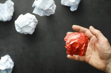 Renkli kağıt parçaları. Yaratıcılık kavramı ve fikirlerin oluşumu. Yaratıcı düşünce. Uçan kağıt.