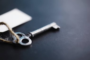 Kilit için antika anahtarlar. Koyu taştan bir arka planda geçmişe dönük anahtarlar. Hedefe ulaşmak için yolu seçme kavramı.