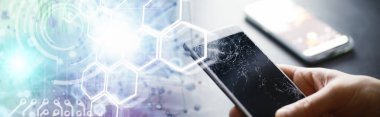 Kırık dokunmatik ekranlı akıllı telefon. Cep telefonu bozuk. Telefon bozuldu. Cep telefonuna kırık cam takmak. Akıllı telefon onarımı.