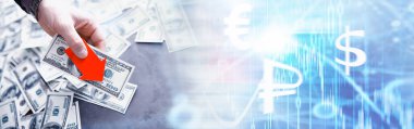 Ekonomide istikrarsızlık. Durgunluk. Dünya krizi. Banknotlar bir masaya dolar. Ekonomik kriz. Ulusal para biriminin düşüşü. Değişkenlik.