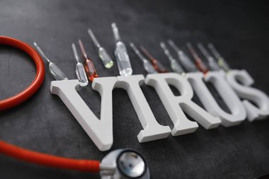Tıbbi geçmişi var. Mektup virüsü. Coronavirus ahşap harfler. Dünyadaki en ölümcül salgın virüsünün geçmişi. Virüs Aşısı.