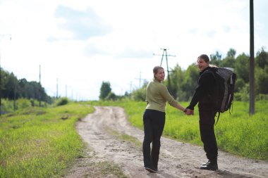 Sırt çantasıyla ve otostopla seyahat ediyor.