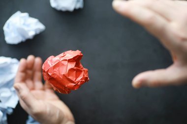 Renkli kağıt parçaları. Yaratıcılık kavramı ve fikirlerin oluşumu. Yaratıcı düşünce. Uçan kağıt.