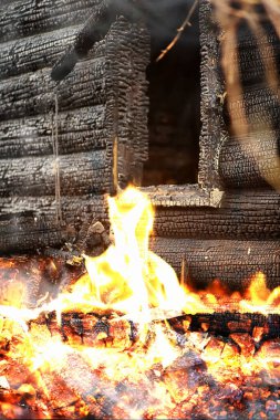 Yangından sonra ahşap ev. Kütüklerdeki kömürleri. Evin külleri yangından. Yanmış kır evi..