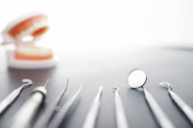 Diş muayenehanesi için ekipman. Ortopedik aletler. İş aletleri olan bir diş teknisyeni. Dişçi metal aletleri.