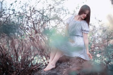 Bir kız bir bahar yeşil parkta bir yürüyüş