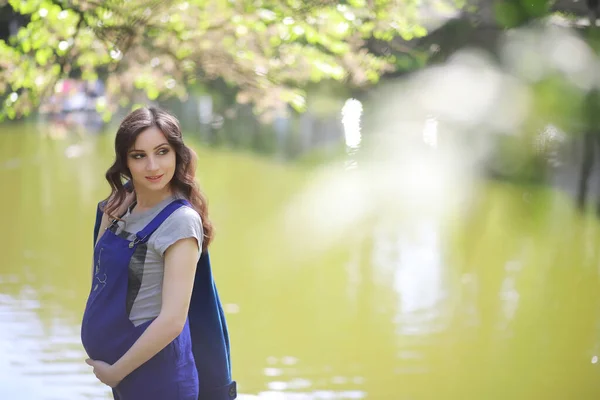 Donna Incinta Una Passeggiata Nel Parco — Foto Stock