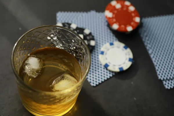 お金のためのギャンブルカードゲーム テキサスホールデムポーカー チップの演奏 ガラスの中のアルコールのカードのデッキ — ストック写真