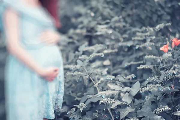 Беременная Девушка Платье Природе Волне — стоковое фото