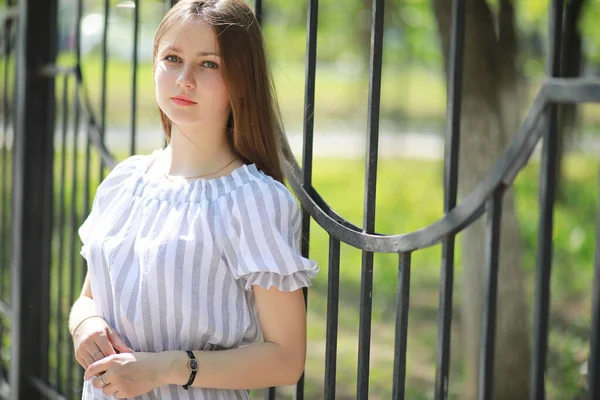 Una Chica Parque Verde Primavera Paseo —  Fotos de Stock