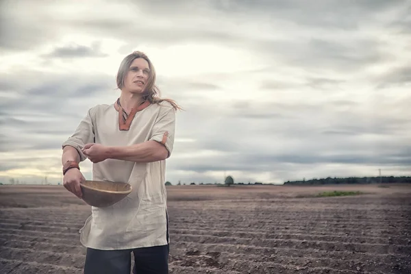 Young Peasant Scandinavian Appearance Sows Field Grai — Stock Photo, Image