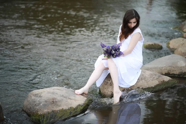 Mujer Embarazada Naturaleza Para Paseo Verano — Foto de Stock