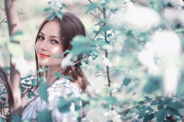 Une Fille Dans Parc Vert Printanier Promenade — Photo