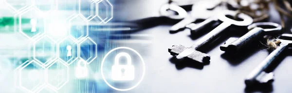 Kilit için antika anahtarlar. Koyu taştan bir arka planda geçmişe dönük anahtarlar. Hedefe ulaşmak için yolu seçme kavramı.