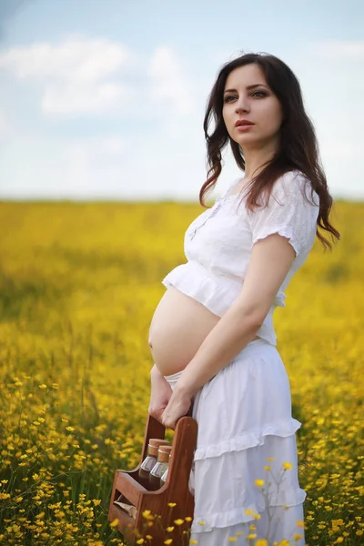 Çinde Bir Çiçek Bir Alanda Hamile Kadın — Stok fotoğraf