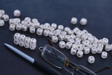 Yasal konsept. Son vasiyeti yazma prosedürü. Vasiyetnameli kağıtlar masada. Son arzunun ve vasiyetinin kaydı..