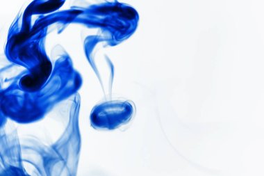 Suyun içinde bir tutam boya. Sudaki boyanın çözülmesi. Su kirliliği. Sanat yaratıcılığı kavramı.