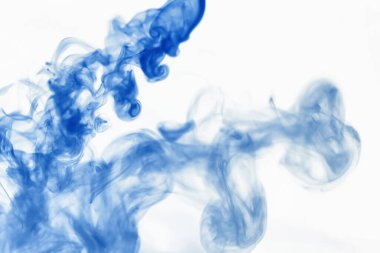 Suyun içinde bir tutam boya. Sudaki boyanın çözülmesi. Su kirliliği. Sanat yaratıcılığı kavramı.