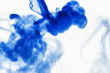 Suyun içinde bir tutam boya. Sudaki boyanın çözülmesi. Su kirliliği. Sanat yaratıcılığı kavramı.