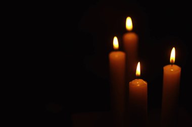 Alevler içindeki bir mumdan yanan mum Wick. Üzüntü ve yalnızlığın sembolü. Başınız sağ olsun. Yanan mum. Din.