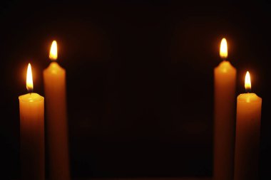 Alevler içindeki bir mumdan yanan mum Wick. Üzüntü ve yalnızlığın sembolü. Başınız sağ olsun. Yanan mum. Din.