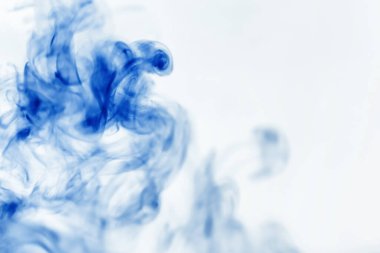 Suyun içinde bir tutam boya. Sudaki boyanın çözülmesi. Su kirliliği. Sanat yaratıcılığı kavramı.