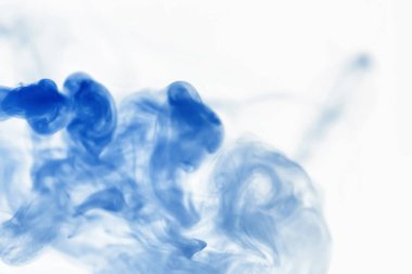 Suyun içinde bir tutam boya. Sudaki boyanın çözülmesi. Su kirliliği. Sanat yaratıcılığı kavramı.