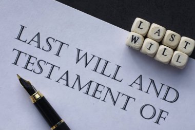 Yasal konsept. Son vasiyeti yazma prosedürü. Vasiyetnameli kağıtlar masada. Son arzunun ve vasiyetinin kaydı..