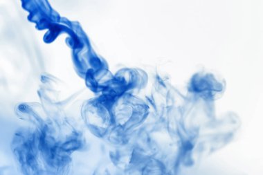 Suyun içinde bir tutam boya. Sudaki boyanın çözülmesi. Su kirliliği. Sanat yaratıcılığı kavramı.