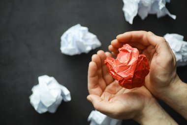 Renkli kağıt parçaları. Yaratıcılık kavramı ve fikirlerin oluşumu. Yaratıcı düşünce. Uçan kağıt.