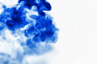 Suyun içinde bir tutam boya. Sudaki boyanın çözülmesi. Su kirliliği. Sanat yaratıcılığı kavramı.